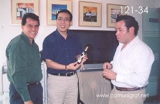 Foto 121-34 -  Javier Navarro (izq) y Humberto Mata (der) obsequiando una pequeña botella de tequila a Frank Li de la empresa Guanghua Printing Machinery en Shanghai China - 12-Junio-2006