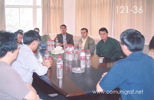 Foto 121-36 - Visitantes en la recepción de la visita a la empresa Guanghua Printing Machinery en Shanghai China - 12-Junio-2006