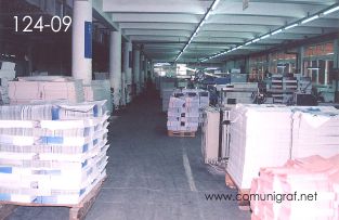 Foto 124-09 - Zona de encuadernado y acabados en la imprenta Shanghai Zhonghua Printing Co. Ltd. en Shanghai China - 12-Junio-2006