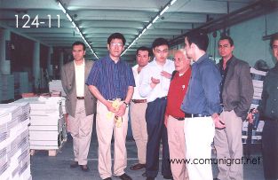 Foto 124-11 - El anfitrión Sr. Pan Xiao Donga (con lentes) atendiendo las preguntas de los visitantes y a su lado Ignacio Lee traduciendo en la imprenta Shanghai Zhonghua Printing Co. Ltd. en Shanghai China - 12-Junio-2006