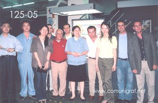 Foto 125-05 - La foto del recuerdo de los visitantes junto con algunas de las personas que los atendieron en la imprenta Shanghai Zhonghua Printing Co. Ltd. en Shanghai China - 12-Junio-2006