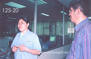 Foto 125-20 - Señorita explicando en inglés a los visitantes sobre el departamento de diseño gráfico a su lado el Sr. Pan Xiao Donga gerente general de la imprenta Shanghai Zhonghua Printing Co. Ltd. en Shanghai China - 12-Junio-2006