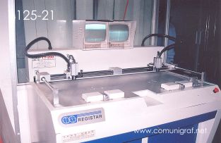 Foto 125-21 - Máquina para hacer registros exactos en la imprenta Shanghai Zhonghua Printing Co. Ltd. en Shanghai China - 12-Junio-2006