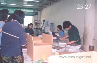 Foto 125-27 - Zona de empaquetado de libros terminados en la imprenta Shanghai Zhonghua Printing Co. Ltd. en Shanghai China - 12-Junio-2006