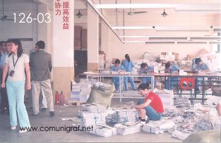 Foto 126-03 - Terminado y empacado de periódicos impresos en la imprenta Shanghai Chenxi Printing Co, Ltd de Shanghai China - 12-Junio-2006