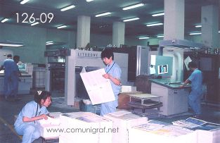 Foto 126-09 - Empleados revisando los pliegos impresos en la imprenta Shanghai Chenxi Printing Co, Ltd de Shanghai China - 12-Junio-2006