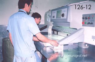 Foto 126-12 - Departamento de guillotinas en la imprenta Shanghai Chenxi Printing Co, Ltd de Shanghai China - 12-Junio-2006