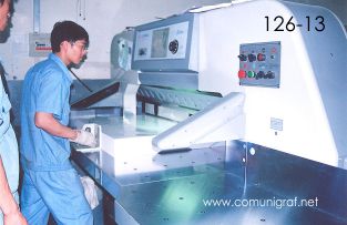 Foto 126-13 - Cortando pliegos en guillotina en la imprenta Shanghai Chenxi Printing Co, Ltd de Shanghai China - 12-Junio-2006
