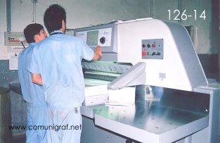 Foto 126-14 - Programando los cortes de papel en la guillotina en la imprenta Shanghai Chenxi Printing Co, Ltd de Shanghai China - 12-Junio-2006