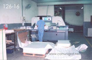 Foto 126-16 - Zona de corte de papel en la imprenta Shanghai Chenxi Printing Co, Ltd de Shanghai China - 12-Junio-2006