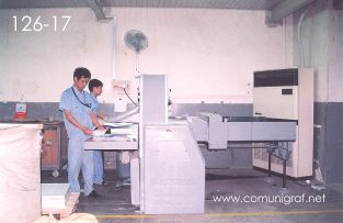Foto 126-17 - Cortando papel en la guillotina en la imprenta Shanghai Chenxi Printing Co, Ltd de Shanghai China - 12-Junio-2006