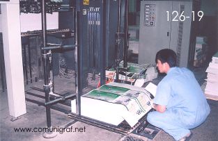 Foto 126-19 -  Revisando que las impresiones sean de calidad en la imprenta Shanghai Chenxi Printing Co, Ltd de Shanghai China - 12-Junio-2006