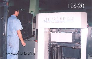 Foto 126-20 - Máquina de impresión offset Komori Lithrone S40 en la imprenta Shanghai Chenxi Printing Co, Ltd en Shanghai China - 12-Junio-2006