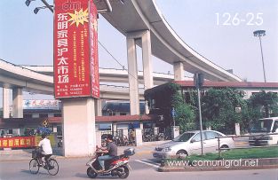 Foto 126-25 - Zona urbana con vialidades en segundo piso en Shanghai China - 12-Junio-2006