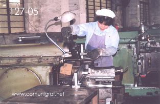 Foto 127-05 - Empleada especializada fabricando en torno piezas pequeñas para las máquinas de impresión SRPACK en la empresa Shanghai DinLong Machinery Co. Ltd de Shanghai, China - 13-Junio-2006