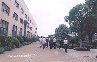 Foto 127-17 - Llegada de los visitantes mexicanos a la empresa Shanghai DinLong Machinery Co. Ltd fabricante de las máquinas para imprimir cartón corrugado de la marca SRPACK en Shanghai, China - 13-Junio-2006