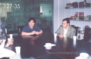 Foto 127-35 - Sr. Chen Gang y Armando Padilla en la sala de juntas en las oficinas generales de la imprenta Shanghai Chenxi Printing Co, Ltd de Shanghai China - 12-Junio-2006