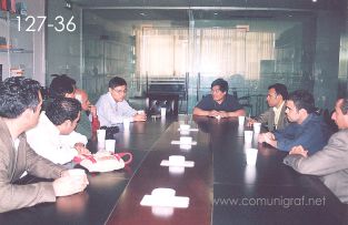 Foto 127-36 - Los visitantes mexicanos en charla con el Sr. Chen Gang gerente general de la imprenta Shanghai Chenxi Printing Co, Ltd de Shanghai China - 12-Junio-2006