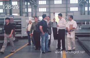 Foto 128-26 - Los visitantes mexicanos en el recorrido de la planta de la empresa Shanghai DinLong Machinery Co. Ltd fabricante de las máquinas para imprimir cartón corrugado de la marca SRPACK en Shanghai, China - 13-Junio-2006