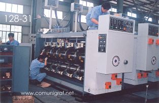 Foto 128-31 - Operarios especializados terminando los circuitos electrónicos de una Máquina SRPACK para impresión y suajado de de cartón corrugado en la empresa Shanghai DinLong Machinery Co. Ltd de Shanghai, China - 13-Junio-2006