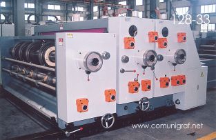 Foto 128-33 - Vista lateral de una Máquina SRPACK para impresión y suajado de de cartón corrugado en la empresa Shanghai DinLong Machinery Co. Ltd de Shanghai, China - 13-Junio-2006