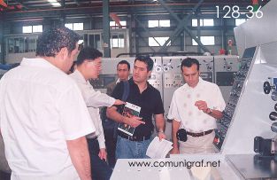 Foto 128-36 - El Sr. Quiang-Rong Lin, director de exportaciones de DinLong atendiendo a los visitantes mexicanos en la empresa Shanghai DinLong Machinery Co. Ltd de Shanghai, China - 13-Junio-2006