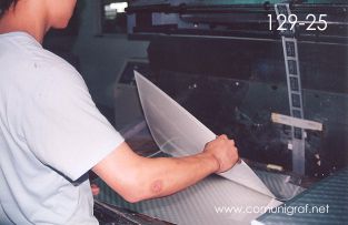 Foto 129-25 - Troquelando hojas de papel en la nave de impresión offset de la empresa Shanghai Xinya Printing Co Ltd de Wenzhou, Shanghai China - 13-Junio-2006