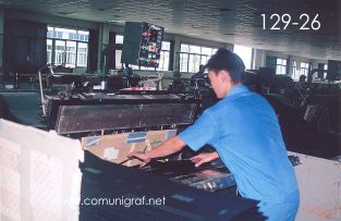 Foto 129-26 - Acomodando el suaje en máquina troqueladora en la nave de impresión offset de la empresa Shanghai Xinya Printing Co Ltd de Wenzhou, Shanghai China - 13-Junio-2006