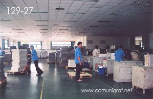 Foto 129-27 - Zona de troquelado y suajado en la nave de impresión offset de la empresa Shanghai Xinya Printing Co Ltd de Wenzhou, Shanghai China - 13-Junio-2006