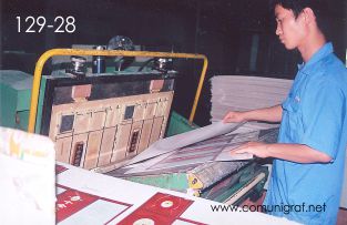 Foto 129-28 - Suajando pliegos de cartulina impresa en la nave de impresión offset de la empresa Shanghai Xinya Printing Co Ltd de Wenzhou, Shanghai China - 13-Junio-2006