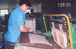 Foto 129-31 - Empleado haciendo los ajustes previos en la máquina de suajado en la nave de impresión offset de la empresa Shanghai Xinya Printing Co Ltd de Wenzhou, Shanghai China - 13-Junio-2006