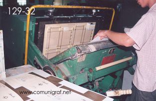 Foto 129-32 - Empleado suajando pliegos de papel impreso en la nave de impresión offset de la empresa Shanghai Xinya Printing Co Ltd de Wenzhou, Shanghai China - 13-Junio-2006
