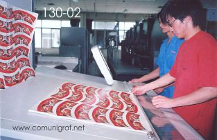Foto 130-02 - Empleados revisando y haciendo los ajustes necesarios antes de la impresión final en la nave de impresión offset de la empresa Shanghai Xinya Printing Co Ltd de Wenzhou, Shanghai China - 13-Junio-2006