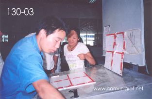 Foto 130-03 - Señorita que atendió a visitantes mexicanos explicando sobre el procedimiento de ajuste de densidad de la tinta en la impresión en la nave de impresión offset de la empresa Shanghai Xinya Printing Co Ltd de Wenzhou, Shanghai China - 13-Junio-2006