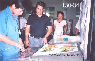 Foto 130-04 - José Luis Díaz observando a empleado ajustando los tonos de color antes de la impresión en la nave de impresión offset de la empresa Shanghai Xinya Printing Co Ltd de Wenzhou, Shanghai China - 13-Junio-2006