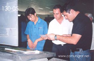 Foto 130-05 - Alejandro Aguilera y José Luis Díaz observando a empleado ajustando los tonos de color antes de la impresión en la nave de impresión offset de la empresa Shanghai Xinya Printing Co Ltd de Wenzhou, Shanghai China - 13-Junio-2006