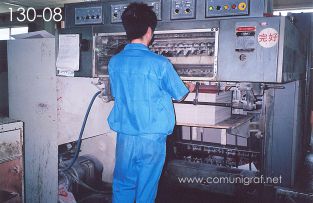 Foto 130-08 - Empleado acomodando el papel en una máquina de impresión en la nave de impresión offset de la empresa Shanghai Xinya Printing Co Ltd de Wenzhou, Shanghai China - 13-Junio-2006