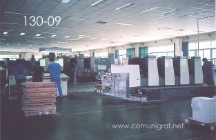 Foto 130-09 - Zona de impresión en la nave de impresión offset de la empresa Shanghai Xinya Printing Co Ltd de Wenzhou, Shanghai China - 13-Junio-2006
