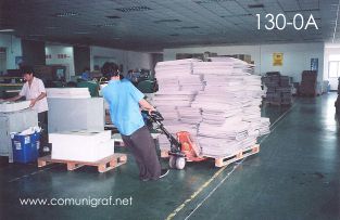 Foto 130-0A - Acomodando las estibas de pliegos de papel recien impreso en el área de suajado y corte en la nave de impresión offset de la empresa Shanghai Xinya Printing Co Ltd de Wenzhou, Shanghai China - 13-Junio-2006