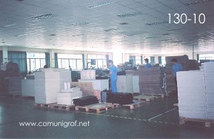 Foto 130-10 - Zona de troquelado y suajado de papel en la nave de impresión offset de la empresa Shanghai Xinya Printing Co Ltd de Wenzhou, Shanghai China - 13-Junio-2006