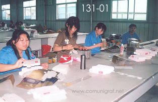 Foto 131-01 - Armando empaques para productos pequeños en la planta de Shanghai Xinya Printing Co Ltd de Wenzhou, Shanghai China - 13-Junio-2006