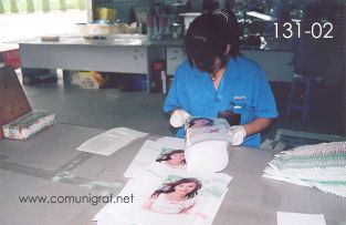 Foto 131-02 - Empleada armando empaque para productos de belleza en la planta de Shanghai Xinya Printing Co Ltd de Wenzhou, Shanghai China - 13-Junio-2006