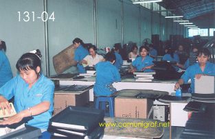 Foto 131-04 - Varias empleadas forrando de cajas para agendas y regalos en la planta de Shanghai Xinya Printing Co Ltd de Wenzhou, Shanghai China - 13-Junio-2006