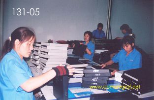 Foto 131-05 - Empleadas en pleno proceso de Forrado de cajas para agendas y regalos en la planta de Shanghai Xinya Printing Co Ltd de Wenzhou, Shanghai China - 13-Junio-2006