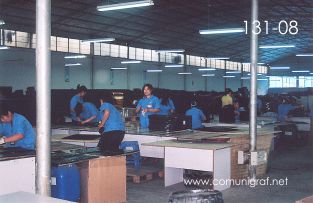 Foto 131-08 - Empleadas produciendo de forma manual, forros y cajas para agendas y productos pequeños en la planta de Shanghai Xinya Printing Co Ltd de Wenzhou, Shanghai China - 13-Junio-2006