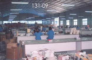Foto 131-09 - Vista parcial de la nave donde producen forros y cajas para agendas y productos pequeños en la planta de Shanghai Xinya Printing Co Ltd de Wenzhou, Shanghai China - 13-Junio-2006