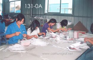 Foto 131-0A - Empleadas decorando empaques para productos de belleza en la planta de Shanghai Xinya Printing Co Ltd de Wenzhou, Shanghai China - 13-Junio-2006