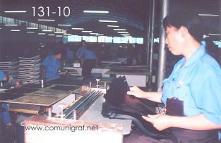 Foto 131-10 - Empleada laminando forros de plástico para agendas en la planta de Shanghai Xinya Printing Co Ltd de Wenzhou, Shanghai China - 13-Junio-2006