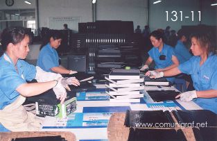 Foto 131-11 - Empleadas forrando cajas para agendas en la planta de Shanghai Xinya Printing Co Ltd de Wenzhou, Shanghai China - 13-Junio-2006