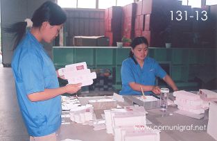 Foto 131-13 - Empleadas pegando pequeñas cajas para productos pequeños en la planta de Shanghai Xinya Printing Co Ltd de Wenzhou, Shanghai China - 13-Junio-2006